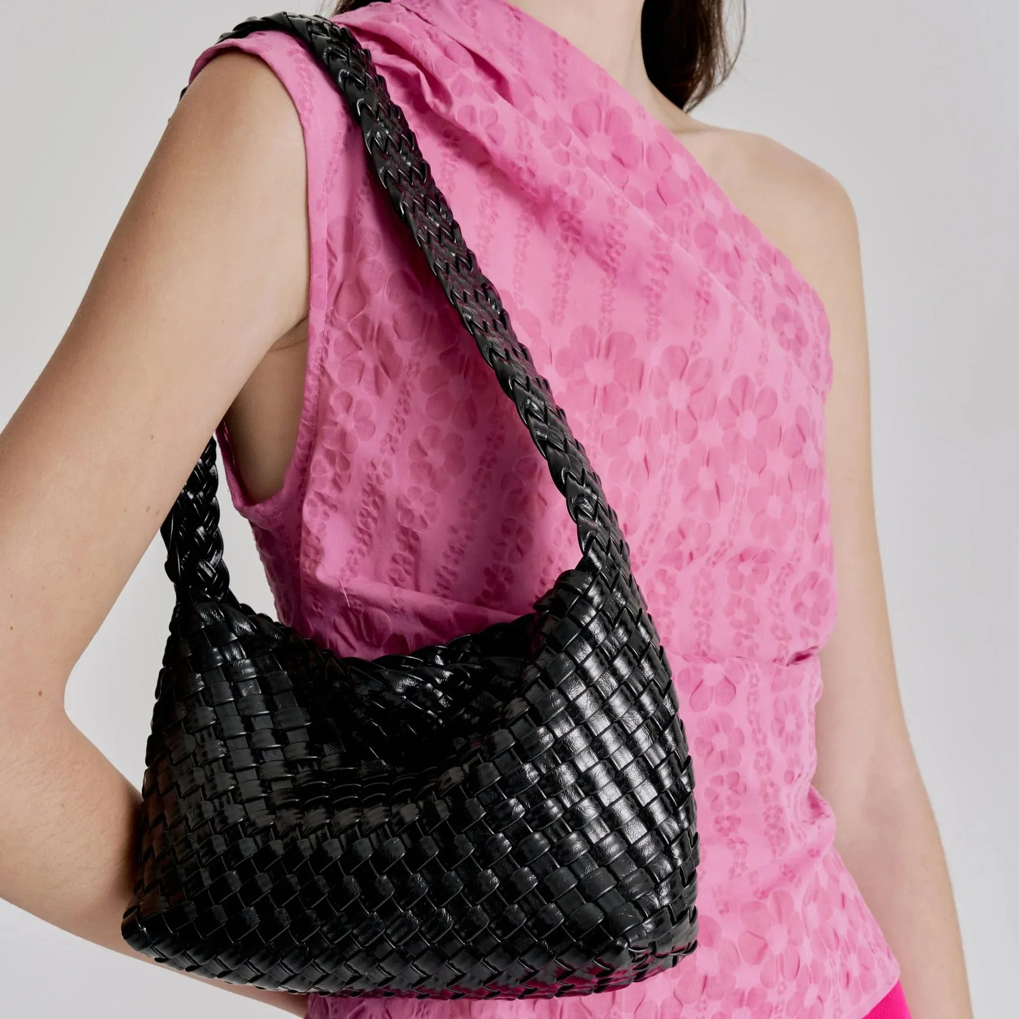 LUCA WOVEN SHOULDER BAG - BLACK GLOSSY CRINKLE